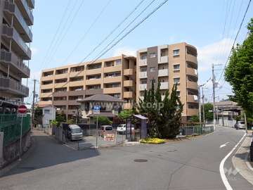周辺はマンションと一戸建てが混在する住宅地です。