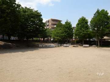 敷地の東側には『北本町公園』があります。