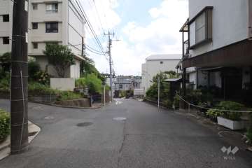 敷地西側の前面道路(北側から)