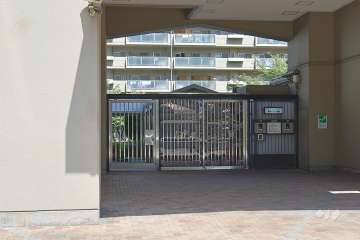 エントランスはオートロック付きです。