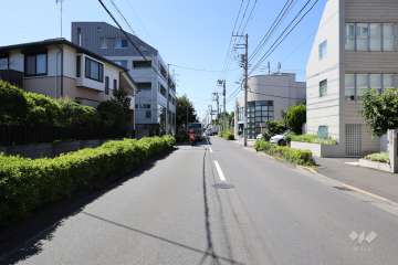 敷地の南西側前面道路（南東側から）