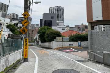 敷地の東側前面道路（北側から）