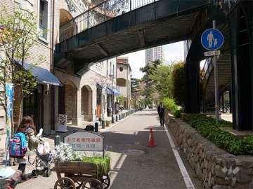 敷地南側は花のみちに面しています。
