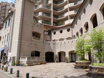 建物の低層階には店舗が入っています。