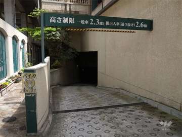 敷地内駐車場へのアプローチ