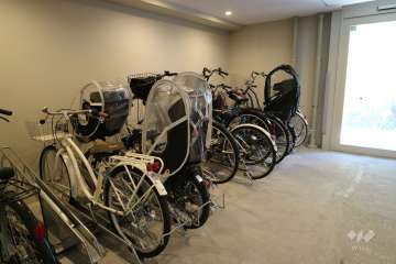屋内に設けられた駐輪場