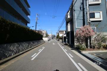 敷地西側の前面道路（南側から）
