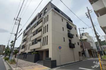 ワコーレフェリズ西岡本マンションの外観（南東側から）