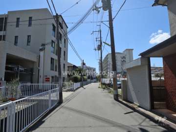 敷地西側の前面道路（北側から）