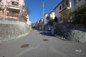 敷地東側の前面道路（南側から）