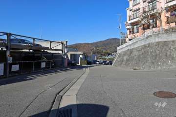 敷地南側の前面道路（東側から）