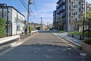 敷地東側の前面道路(北側から)