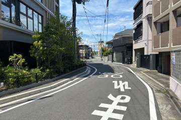 敷地東側の前面道路（南側から）