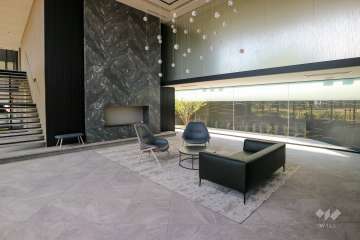 エントランスホールは、開放感のある二層吹き抜けです。