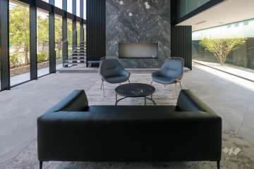 エントランスホール（談話スペースが設けられています。）