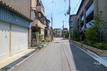 敷地東側の前面道路（北側から）