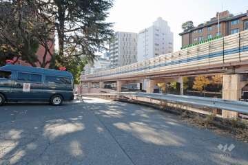 西側の前面道路(北方向から)