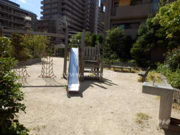 敷地に隣接する小さな公園