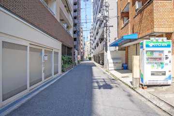 敷地西側の前面道路（南側から）