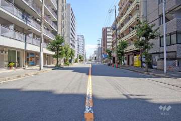 敷地北側の前面道路（西側から）