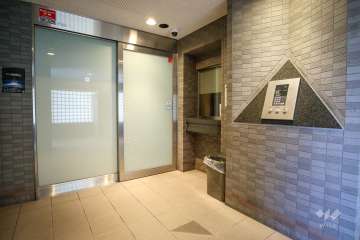 エントランスはオートロック付きです。