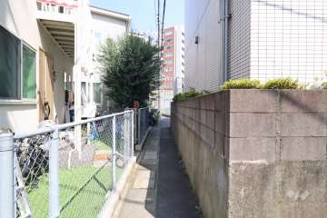 敷地北東側の前面道路　