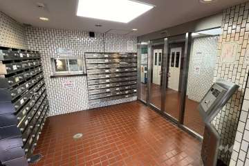 エントランスホールと共用ポスト