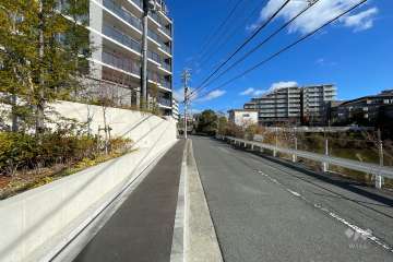 敷地南東側の前面道路（南西側から）