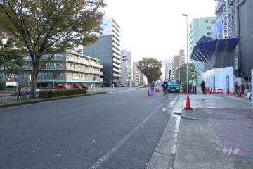 敷地東側の前面道路（北側から）