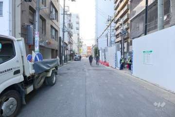 敷地南側の前面道路（東側側から）