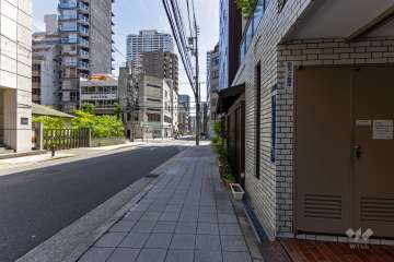 敷地南東側の前面道路（北東側から）