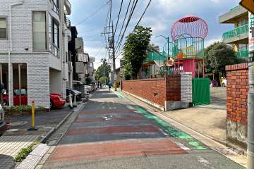 敷地の北側前面道路（東側から）