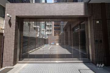 駐車場の出入り口（リングシャッター付き）