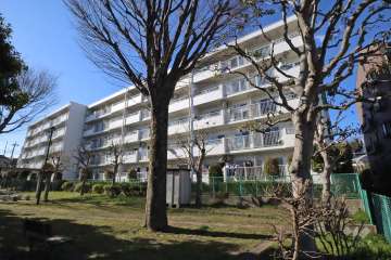 野川住宅2号棟の外観（南東側から）