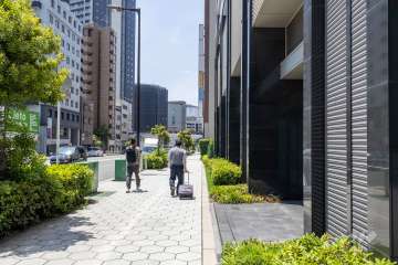 敷地の南側前面道路（東側から）