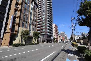 敷地東側の前面道路。松屋町筋です。