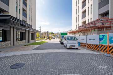 敷地南西側の前面道路（南東側から）
