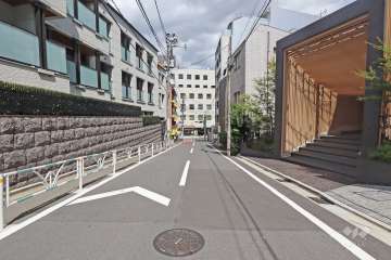 敷地北側の前面道路（西側から）