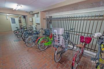 屋内に設けられた駐輪場