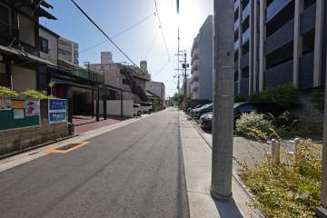敷地南側の前面道路（東側から）