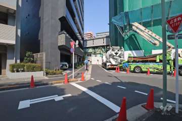 敷地南東側の前面道路（南西側から）