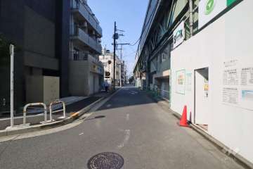 敷地東側の前面道路（南側から）