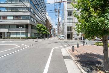 敷地東側の前面道路（南側から）