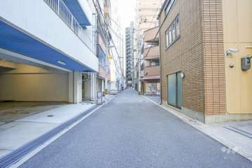 敷地の西側前面道路（北側から）