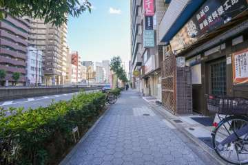 敷地の東側前面道路（北側から）