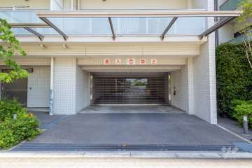 敷地内駐車場（屋内平面式）の出入り口（リングシャッター付き）