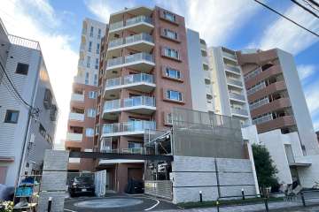 ライオンズ梅島デュオパレットB棟の外観（北東側から）