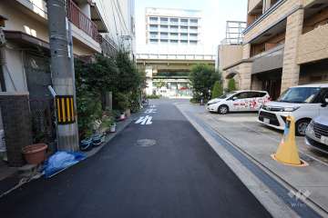 敷地北側の前面道路(西側から)
