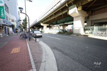 敷地東側の前面道路(南側から)