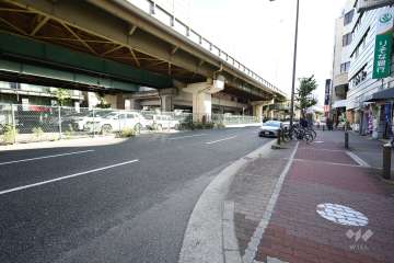 敷地東側の前面道路(北側から)